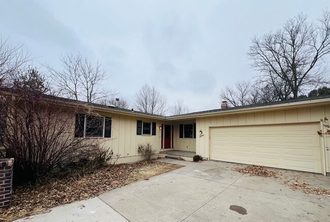 Building Photo - Large 4 Bedroom House in Iowa City