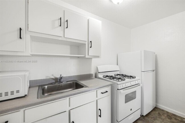 Building Photo - 126 SW 18th Ave