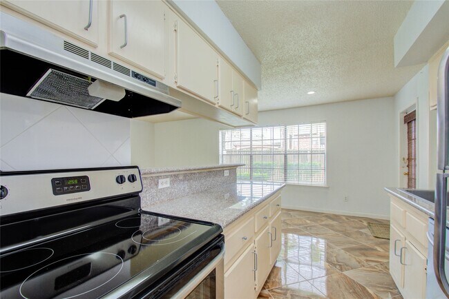 Building Photo - 2750 Holly Hall St