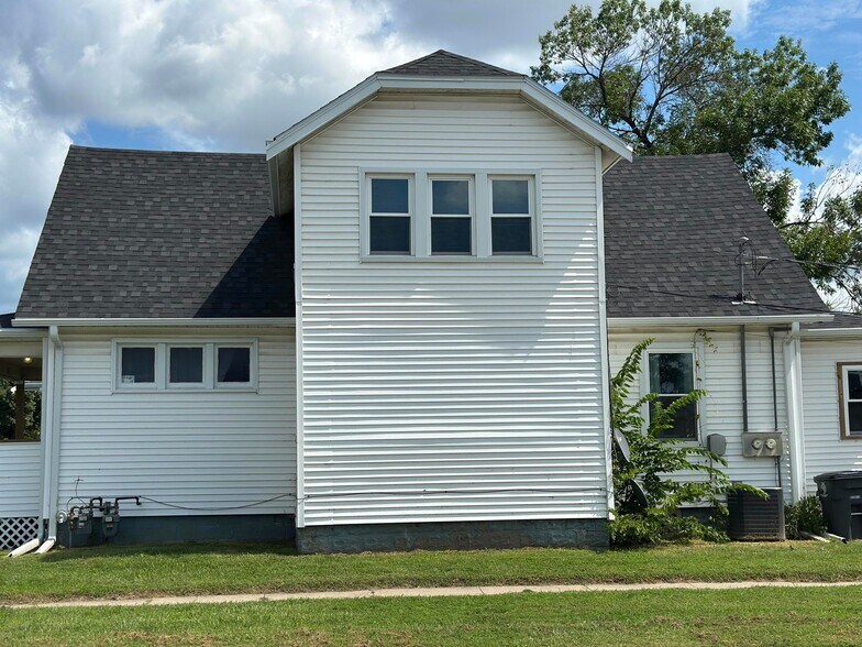 Building Photo - 2937 Ave a