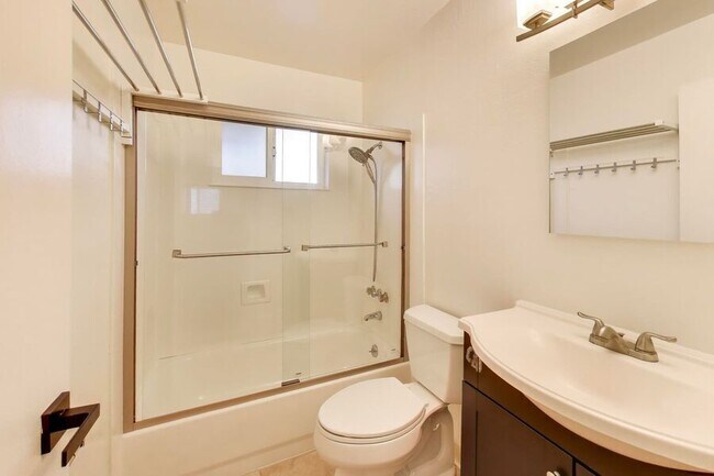 Building Photo - 1707 Shore Line Dr