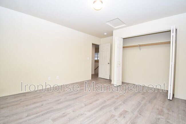 Building Photo - 509 Hunters Way
