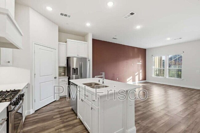 Building Photo - 1044 3rd St