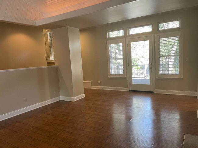 Building Photo - 3 bedroom, 3 bath, entertainment room, lib...