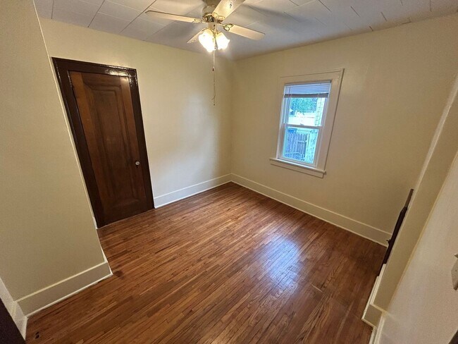 Building Photo - Charming 3-Bedroom Home in Peaceful West Toledo Neighborhood
