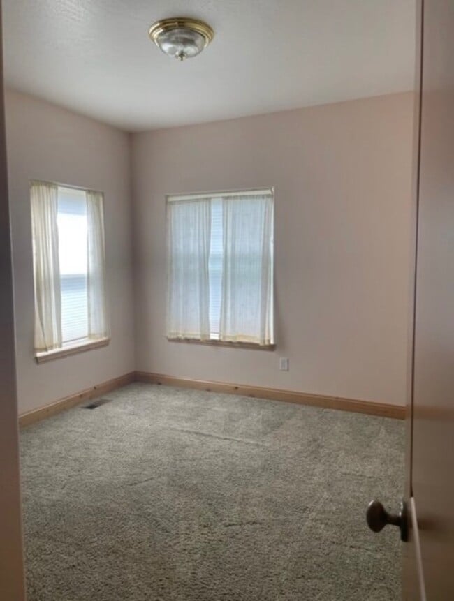 Building Photo - Bauer Rentals - 245 N. DAVIS ST