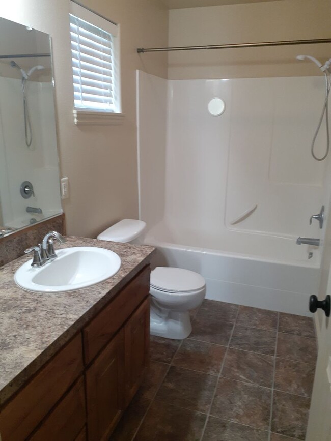 Building Photo - 3 bed 2 bath twin home located in Stonebri...