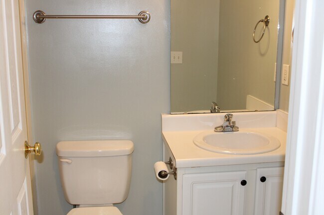 Building Photo - 80 Senter Farm Ct