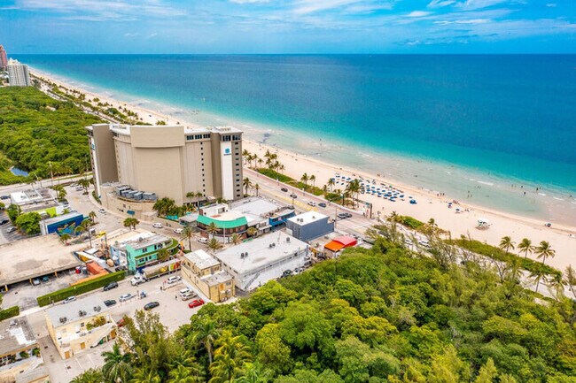 Building Photo - Beachfront Bloo's -2 Units-Ocean View Balc...