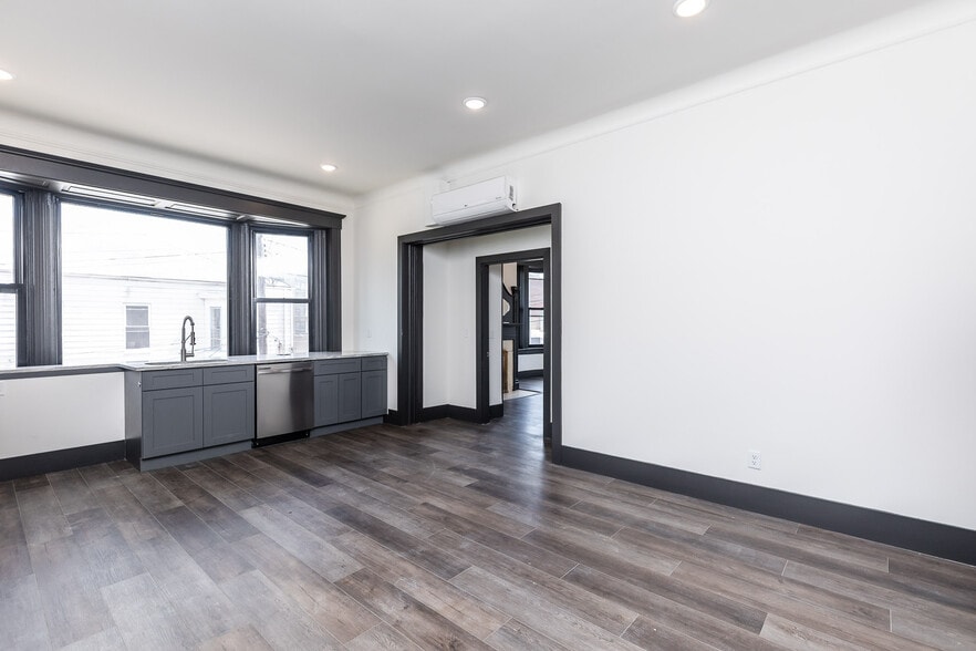 Unstaged kitchen - 728 E McMillan St