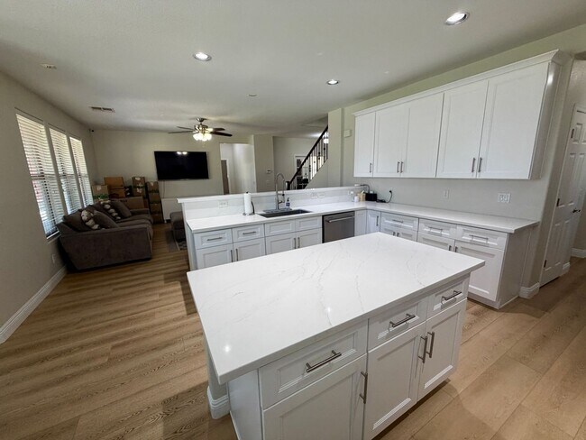 Building Photo - Spacious 6-bedroom, 2.5-bathroom home in Chandler, Welcome to the family friendly community of Su...