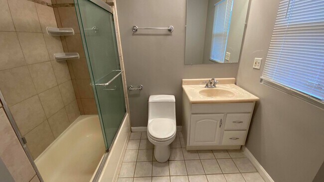 Building Photo - Huge 3-level 4 Bedroom - 2,500 sq/ft!