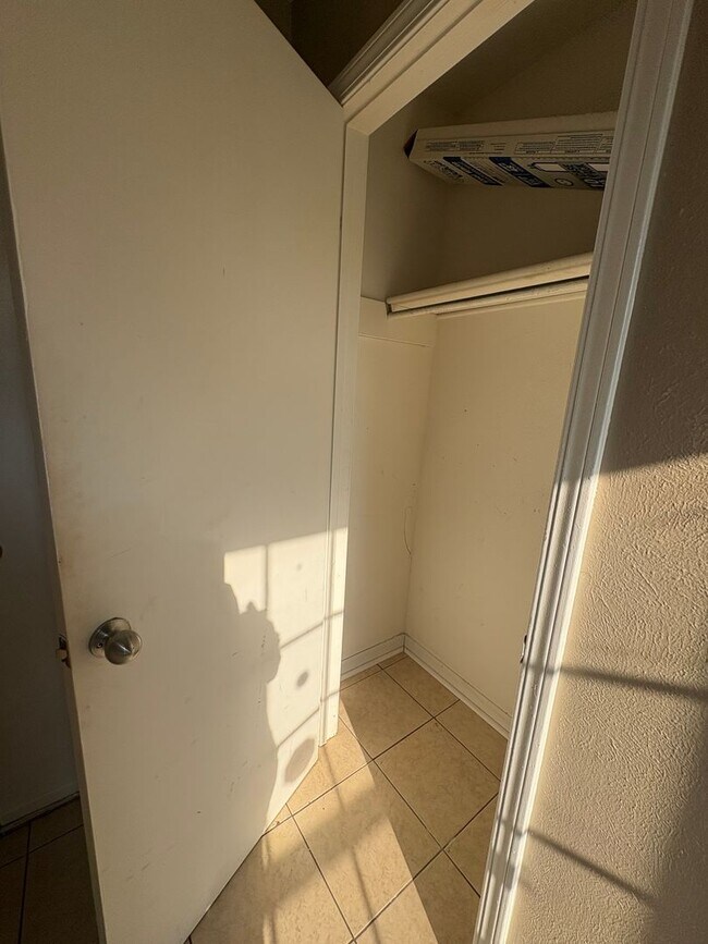 Building Photo - Huge 2 bedroom/2.5 bathroom Townhouse with Central Air & Heat & Garage!