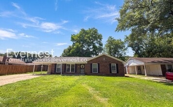 Building Photo - 3 Bed/2 Bath Home with Carport / Vouchers Accepted /Available Now!