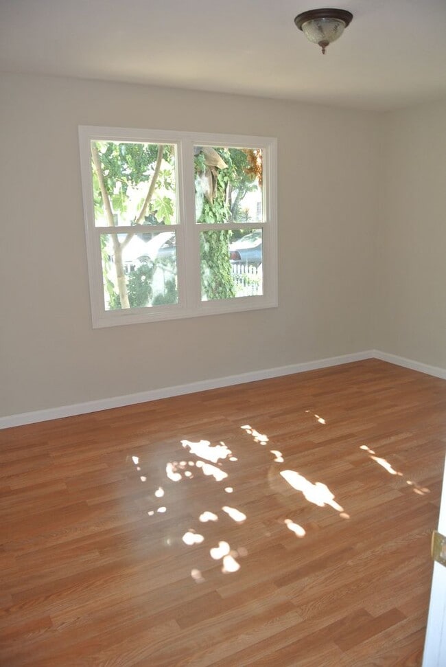 Building Photo - **COMING SOON** Adorable 2 Bedroom, 1 Bath...