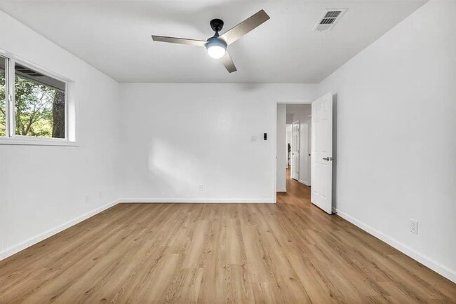 Building Photo - 406 Lakeway Dr