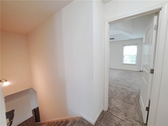 Building Photo - 867 Pine Ln