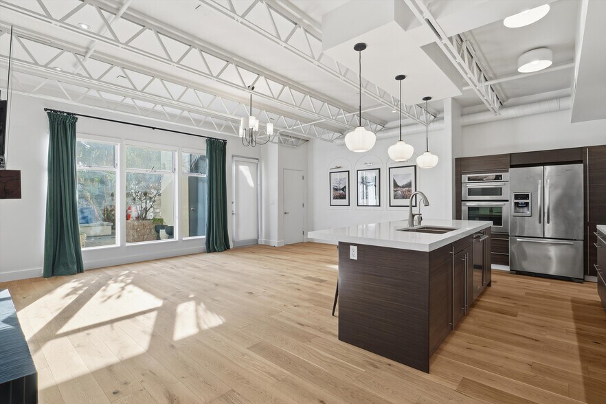 Building Photo - 1250 N Harper Ave