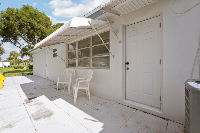 Building Photo - 1142 Cir Terrace W