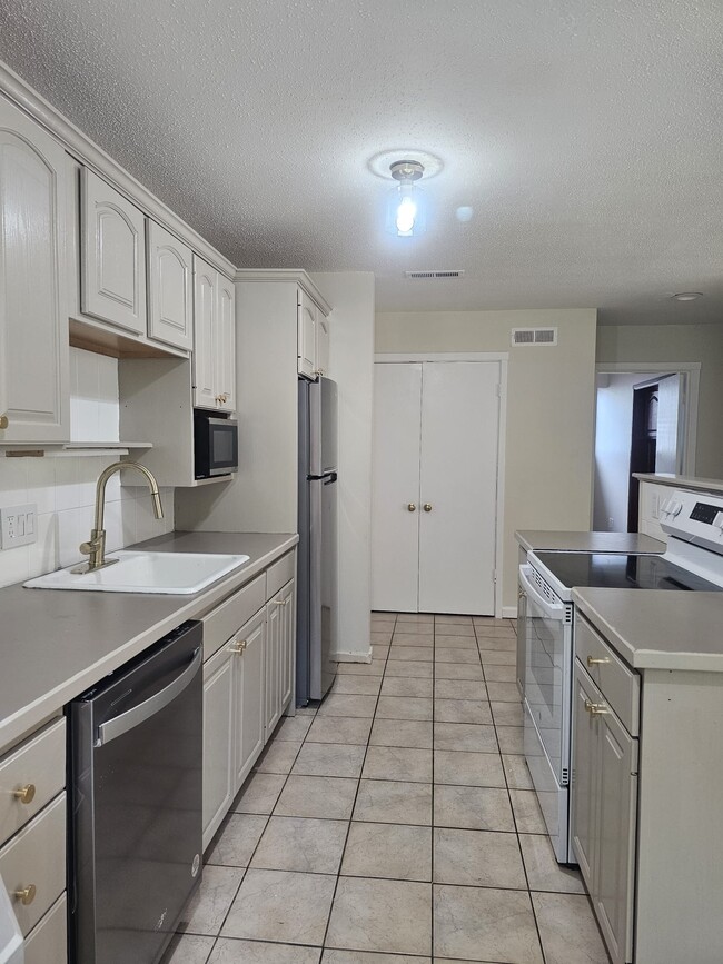 Building Photo - 54 Library Ln