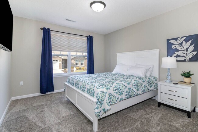 Building Photo - Fully Furnished Short-term rental Includes internet, cable, washer, dryer, etc