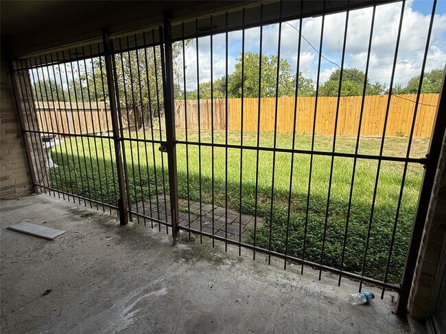 Building Photo - 2114 W Greens Rd