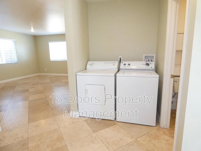 Building Photo - 5155 Tipton St