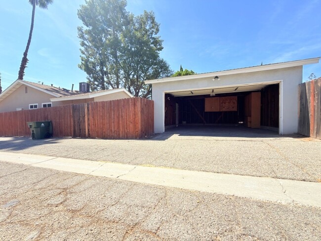 Building Photo - 9845 Hayvenhurst Ave