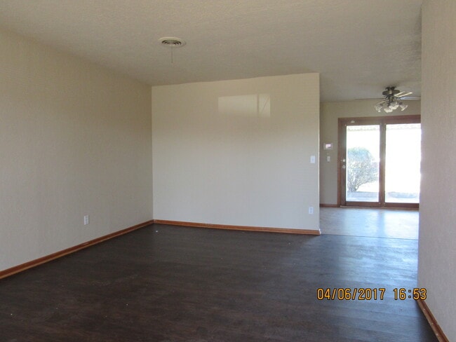 Building Photo - Pet Friendly Home!