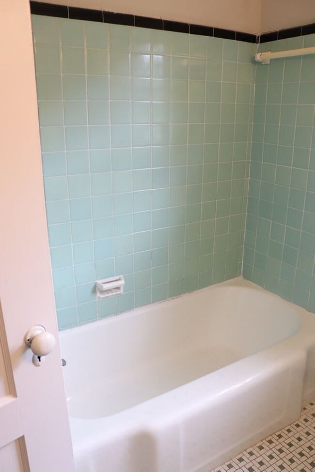 Building Photo - Charming 2-bedroom waiting to be yours !!