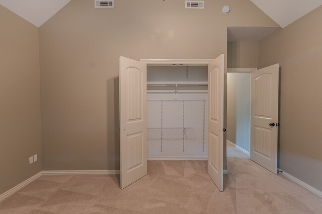 Building Photo - 4 BR Farmington Home!