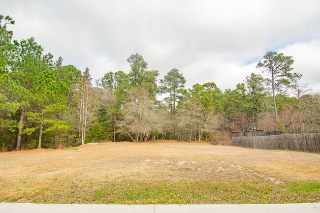 Building Photo - 4 Bedroom 3 Bathroom Home- Pets Okay!