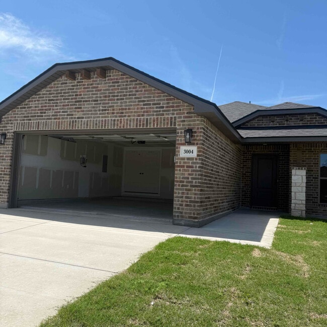 Primary Photo - 3004 Buckthorn Dr
