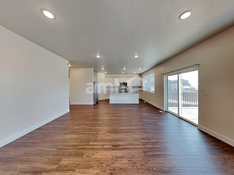 Building Photo - 2135 E Silverado Ln
