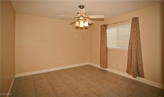 Building Photo - 606 SE 6th Terrace