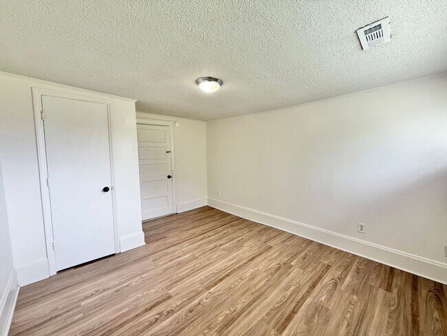 Building Photo - Garner Road [2 UNITS]