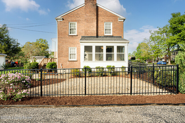 Building Photo - 2418 Brighton Dr