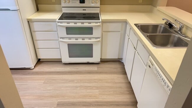 Building Photo - Great 2/2 In Woodcreek Village-Sublease