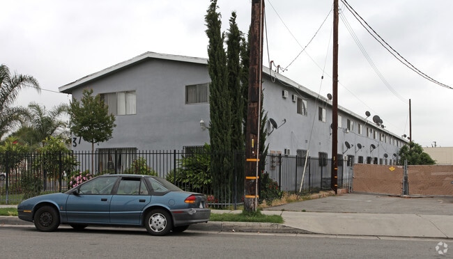 Building Photo - 3704 Cypress Ave