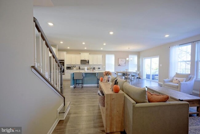 Building Photo - 65 Westmont Dr