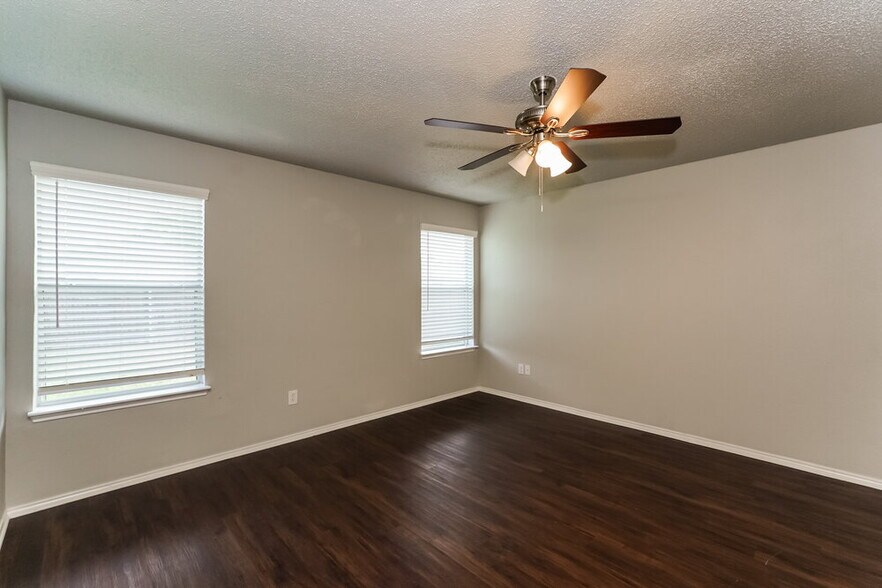 Building Photo - 1121 Sandalwood Dr