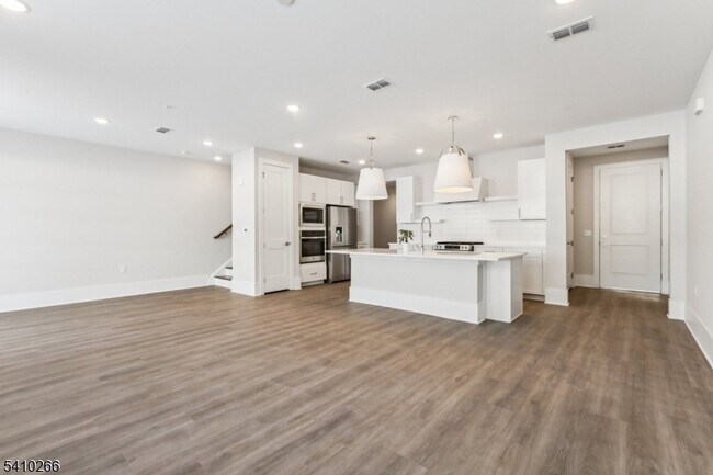 Building Photo - 179 Jasmine Dr