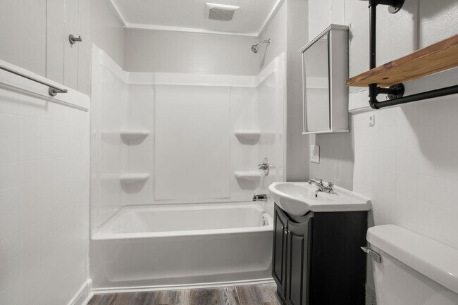 Building Photo - 617 W 8th Ave