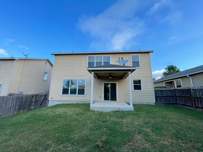 Building Photo - BEAUTIFUL 3 BEDROOM 2.5 BATH FEATURING A LUXURY KITCHEN WITH WHITE GRANITE COUNTERS, GRAY CABINET...