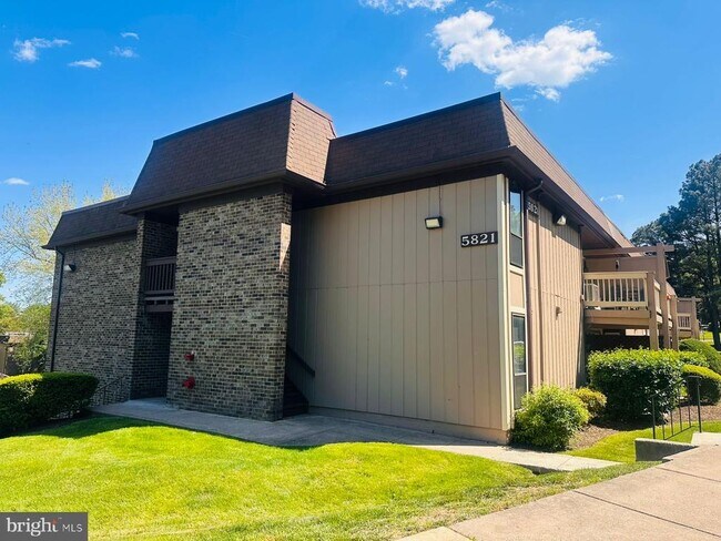 Building Photo - 5821 Royal Ridge Dr