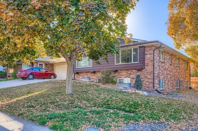 Building Photo - 4 Bed 2.5 Bath Duplex with Private Fenced ...