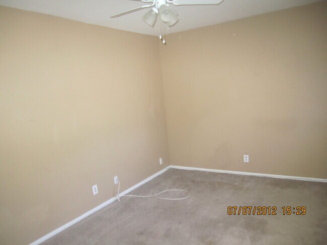 Building Photo - This Townhouse is located minutes from the freeway!