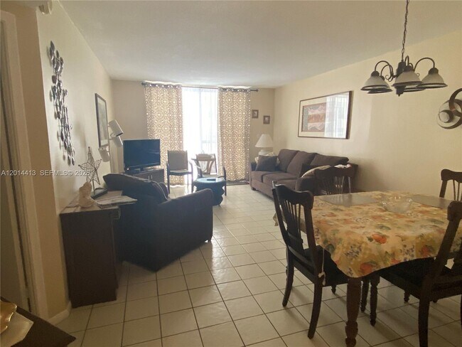 Building Photo - 1817 S Ocean Dr