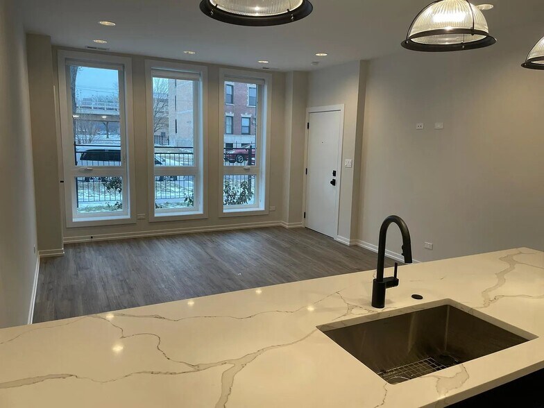 Building Photo - 5030 S Prairie Ave