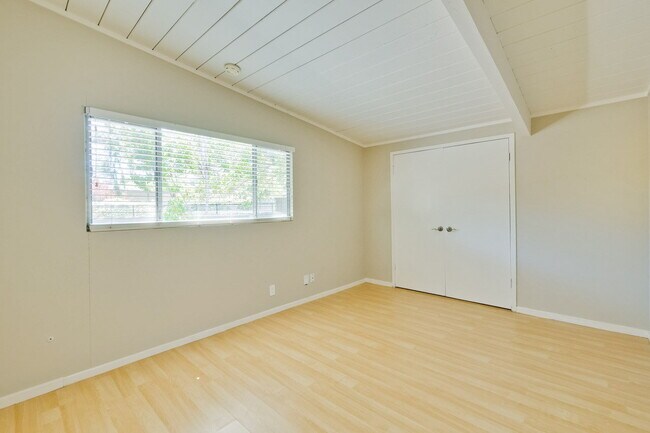 Building Photo - Nice Single Level Eichler Home in the Gree...
